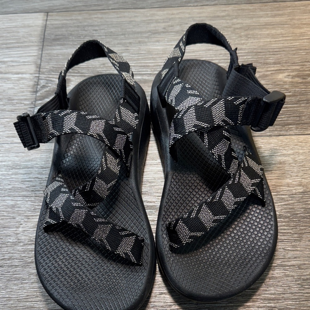 Chaco Black and Gray Strappy Sandals men’s size 8 (s197)